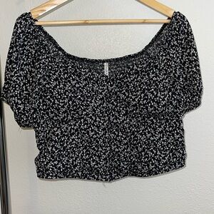Selling this cute floral crop blouse . Size 1xl .